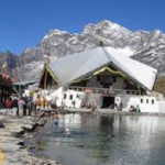 हेमकुंड साहिब में बर्फबारी के बीच हुई अंतिम अरदास..