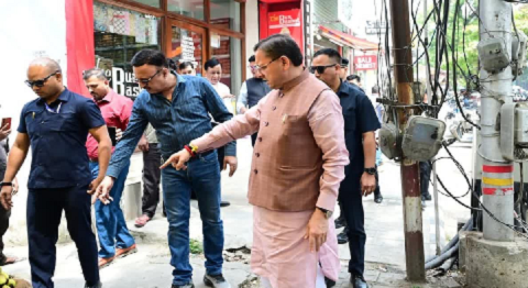 सीएम धामी का सरप्राइज निरीक्षण, हेल्पलाइन शिकायत पर अधिकारियों से मांगा जवाब..