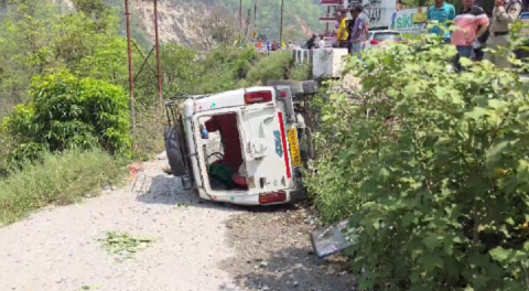 रुद्रप्रयाग-श्रीनगर मार्ग पर दुर्घटना, स्थानीय लोगों ने चलाया राहत अभियान