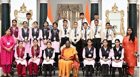 एकलव्य विद्यालयों के छात्रों के लिए यादगार रहा दिल्ली दौरा, राष्ट्रपति भवन में द्रौपदी मुर्मु से मिले..