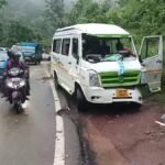 हाईवे पर हाथियों का तांडव, शिक्षकों से भरे टेंपो ट्रैवलर पर हमला