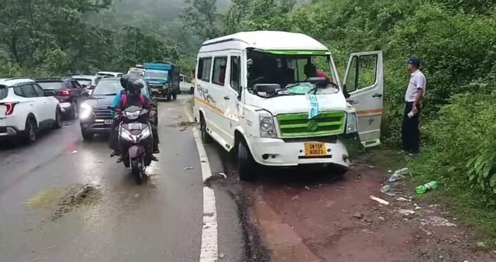 हाईवे पर हाथियों का तांडव, शिक्षकों से भरे टेंपो ट्रैवलर पर हमला