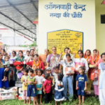 आंगनवाड़ी केंद्र में पहुंचीं मंत्री रेखा आर्या, लाभार्थियों को बांटी गईं किट..