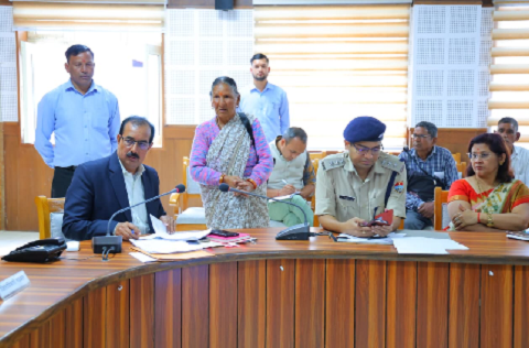 सड़क से लेकर किसान निधि तक के मामले उठे, जनता दर्शन में अधिकारियों ने सुनीं शिकायतें..